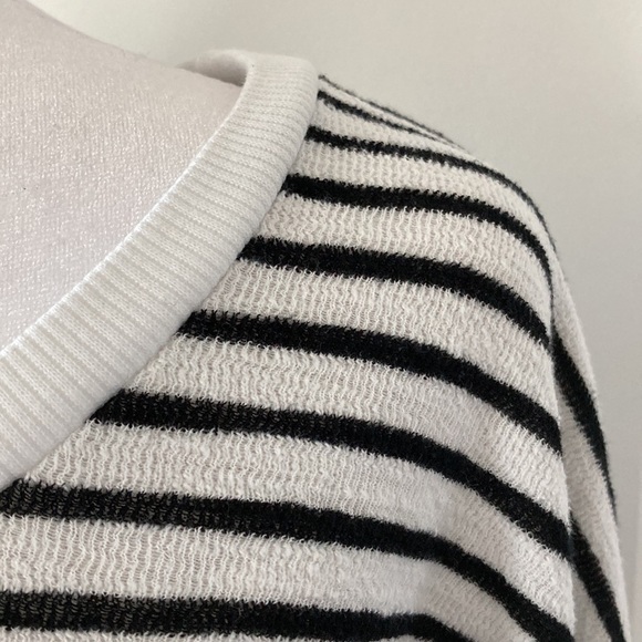 Simple a large sweatshirt heart black and white stripes - Picture 6 of 13